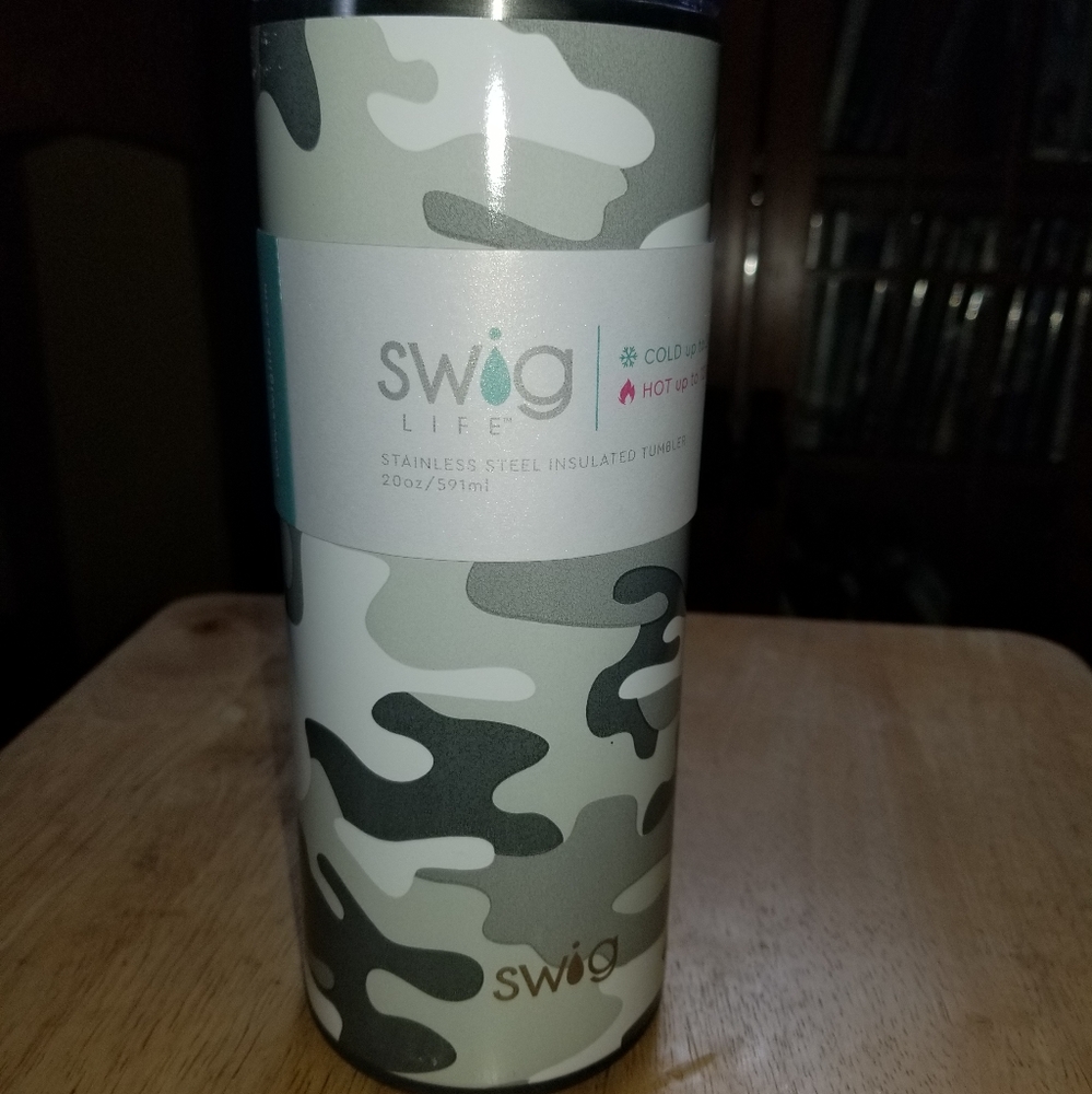 NWT Swig Grey Camo 20oz tumbler with lid